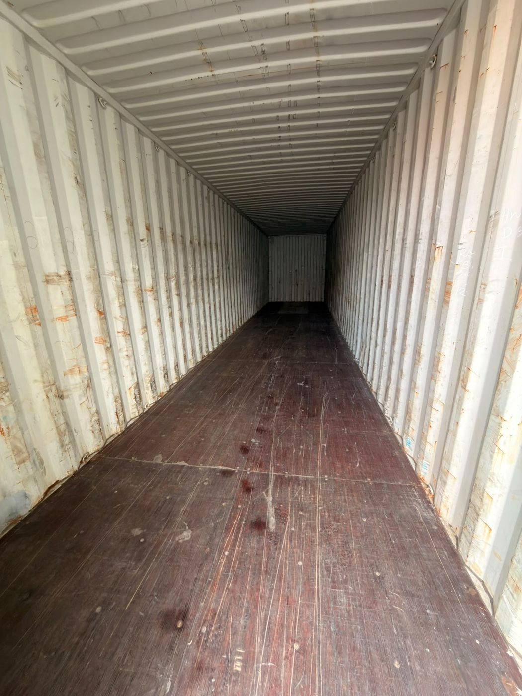 Interior limpo e amplo do container
