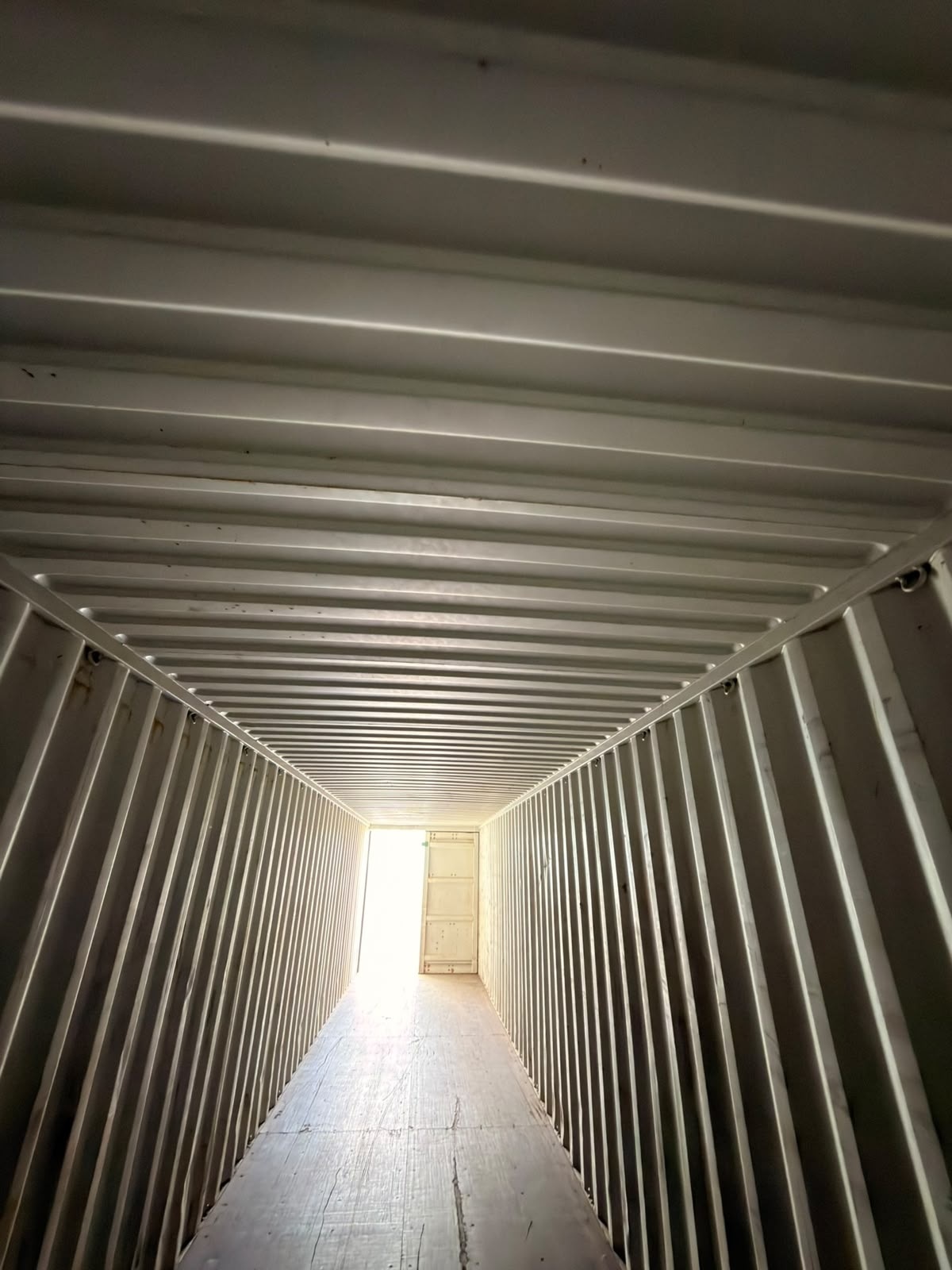 Container visto de dentro, da porta